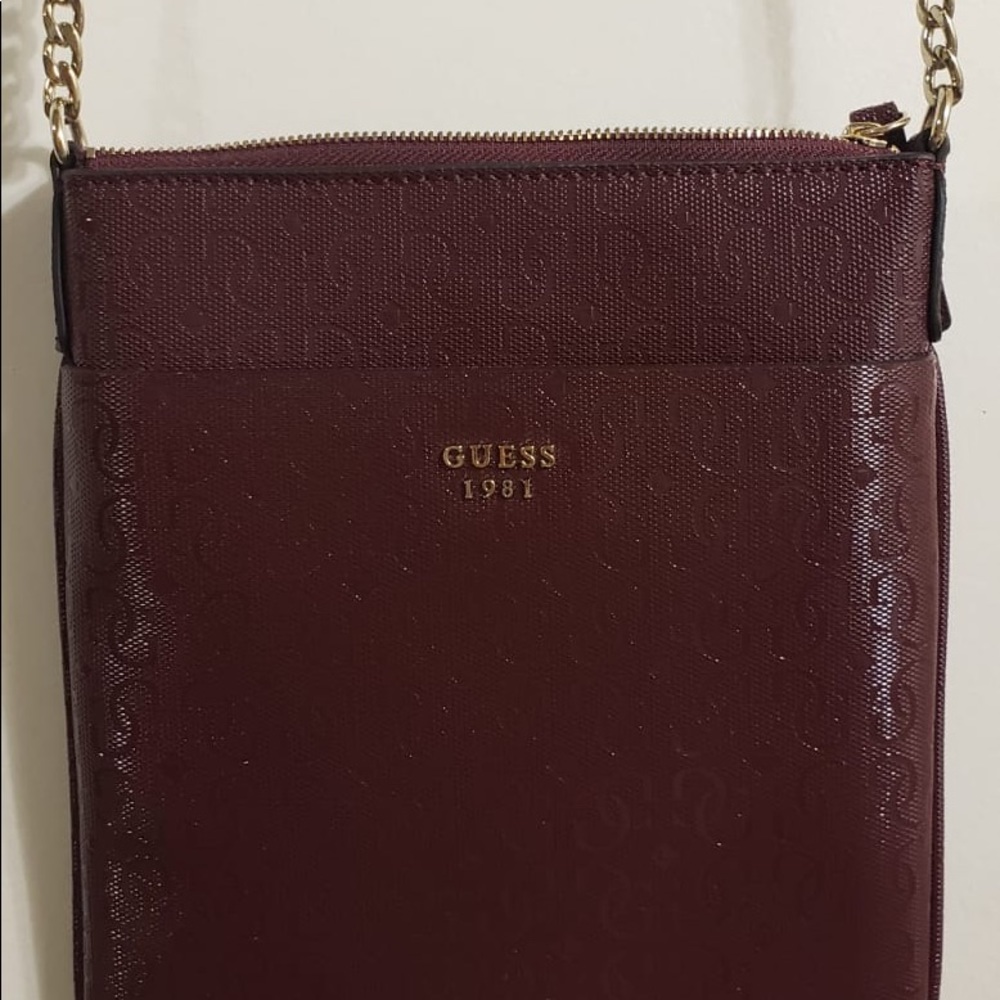 GUESS Maroon Gold Chain Sidebag - Picture 1 of 7